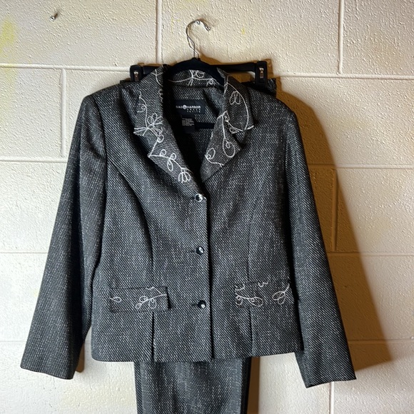 Very nice Black two piece pant suit size 14 by Sag Harbor in hounds tooth print. - Picture 4 of 12